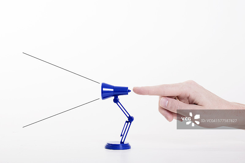 手开启蓝色迷你灯图片素材