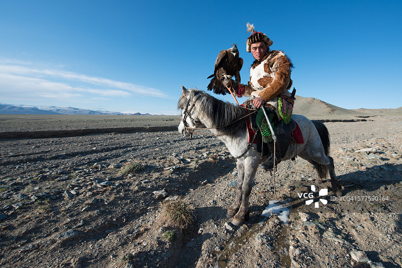 哈萨克族猎鹰人与他的金雕图片素材