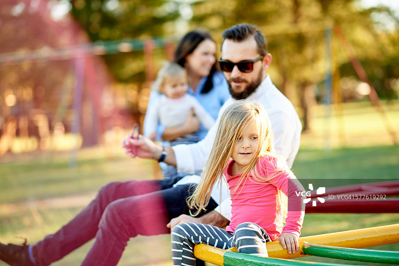 公园里的家庭时光图片素材