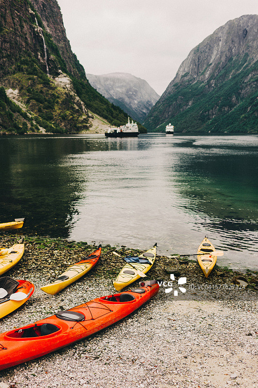 沙滩上的皮划艇图片素材