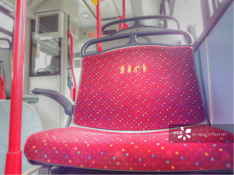 城市公交车爱心专座图片素材