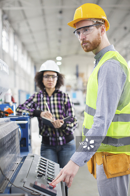 在工厂操作机器的男人图片素材