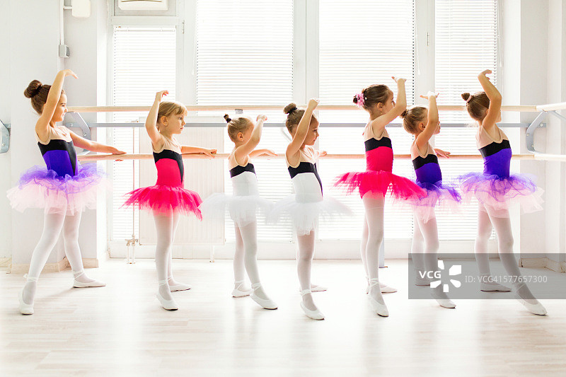 穿着芭蕾舞裙的小芭蕾舞演员在练习图片素材
