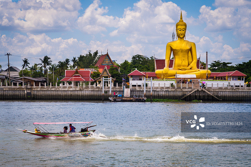泰国暖武里府瓦邦扎寺金色大佛图片素材