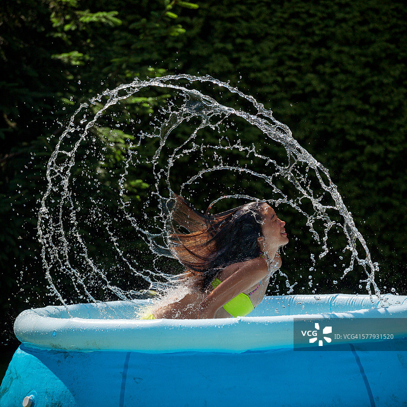 在泳池中甩头发图片素材