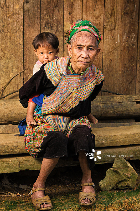 花赫蒙部落的越南祖母和她的孙女图片素材