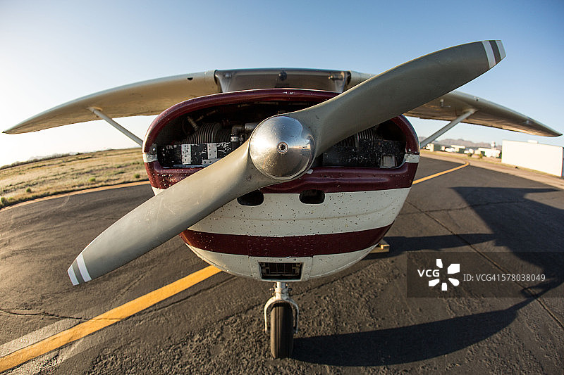 滑行道上的Cessna飞机图片素材