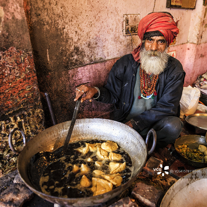 印度斋浦尔街头小吃商贩在准备食物图片素材