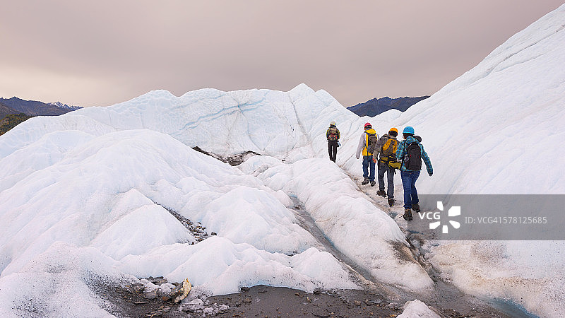在阿拉斯加冰川徒步图片素材