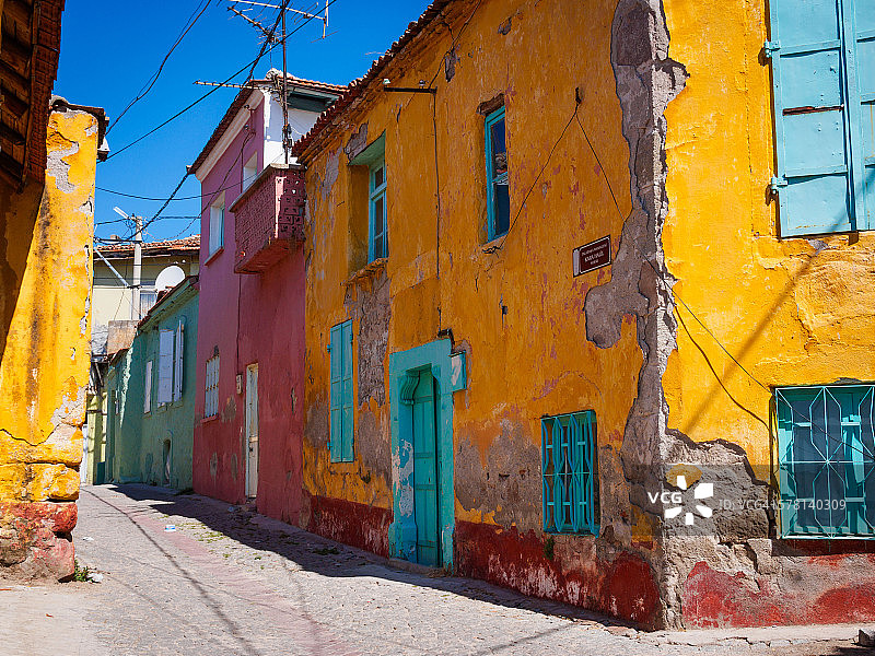贝加马老城区巷道中的明亮房屋图片素材