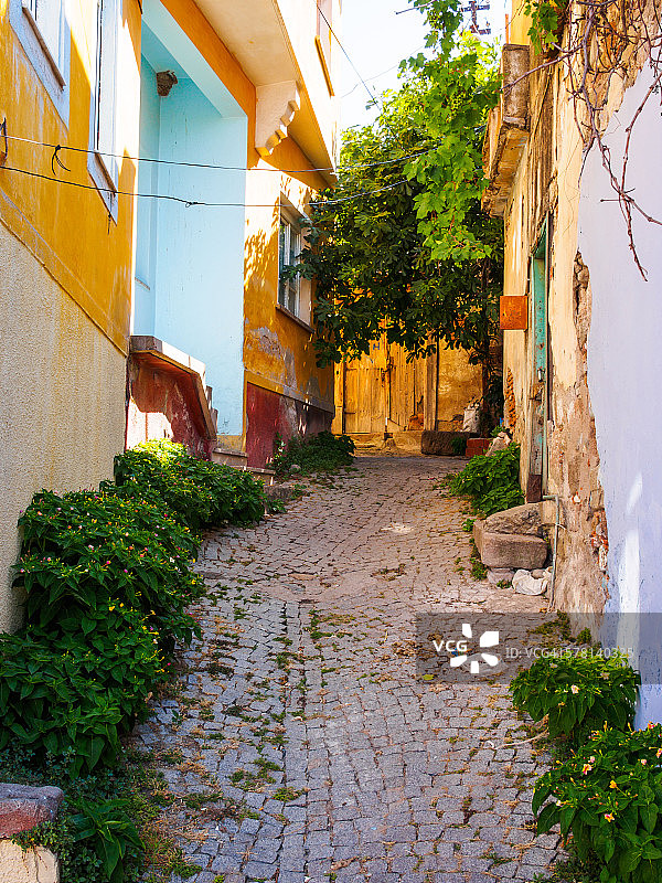 土耳其贝尔加马狭窄的鹅卵石村庄小巷图片素材