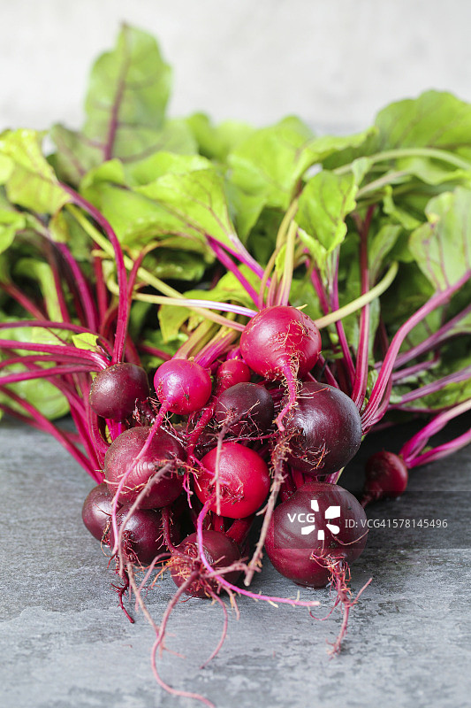 新鲜采摘的甜菜根图片素材