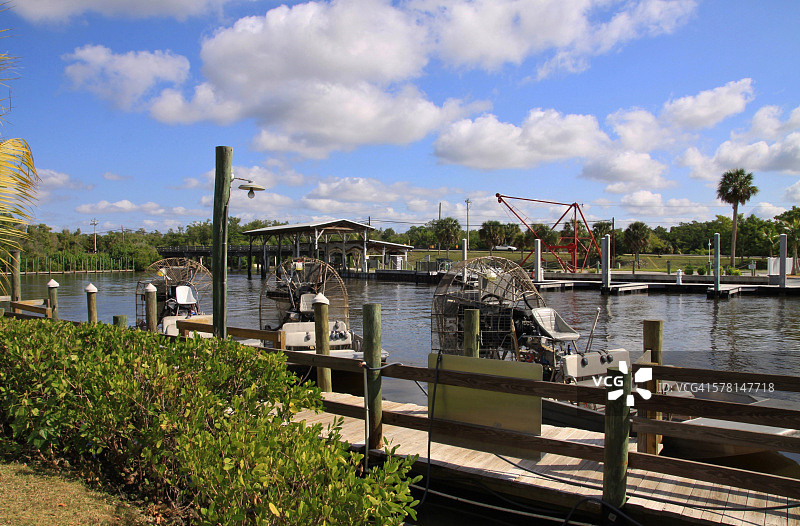 停泊在乔科洛斯基湾的气垫船，佛罗里达，美国图片素材