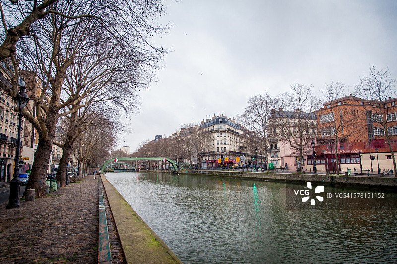 冬季巴黎圣马丁运河风光图片素材