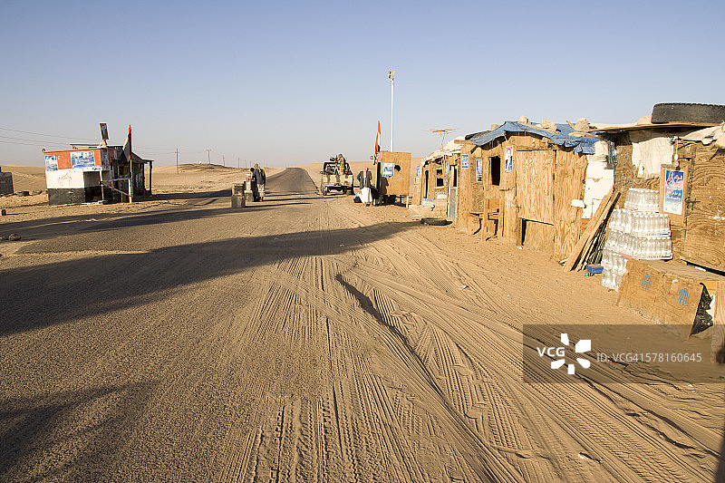 穿越沙漠前的军事检查站图片素材