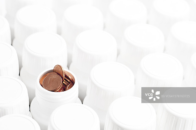 装有硬币的几个药瓶图片素材