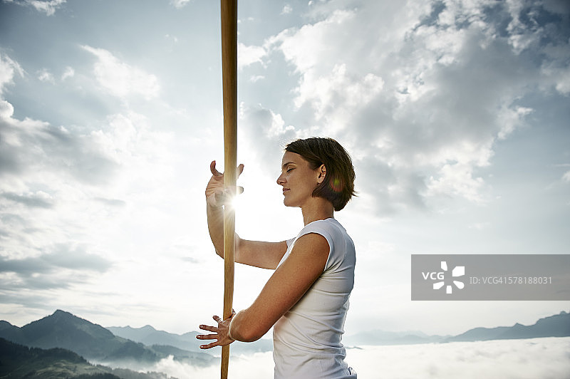 奥地利克兰茨霍恩：中年妇女在山顶练习棍棒格斗图片素材