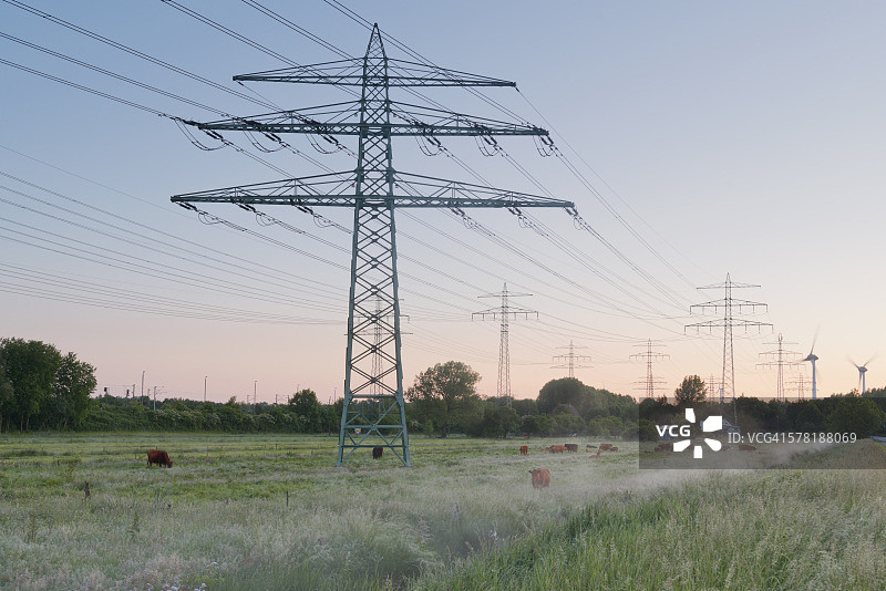 德国汉堡：乡村景观中的输电线路图片素材