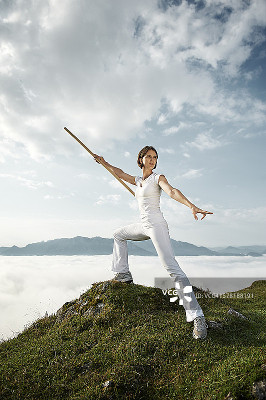 奥地利克兰茨霍恩：中年妇女在山顶练习棍棒格斗图片素材