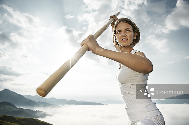 奥地利克兰茨霍恩：中年妇女在山顶练习棍棒格斗图片素材