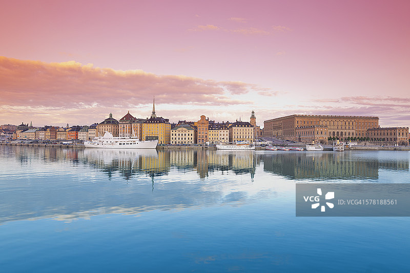 瑞典斯德哥尔摩，皇家宫殿和老城区景观图片素材