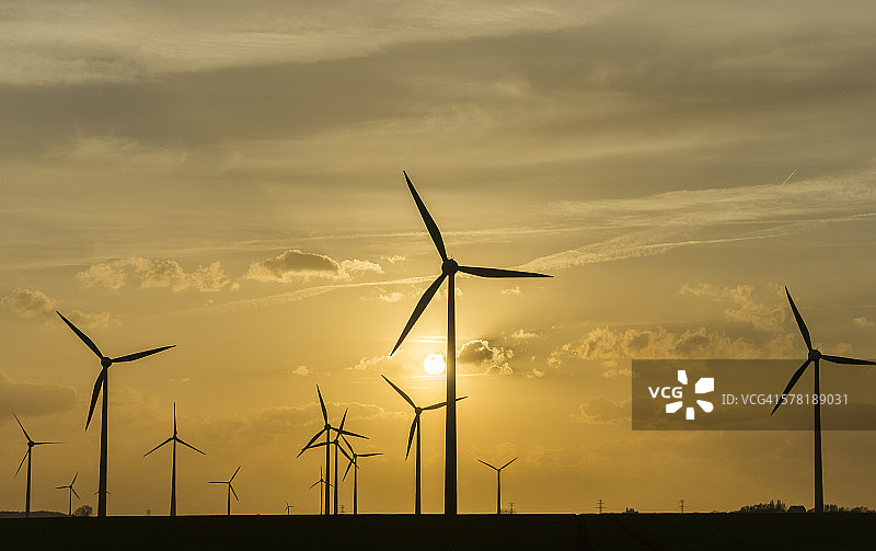 德国萨尔茨吉特晚间风力发电场图片素材