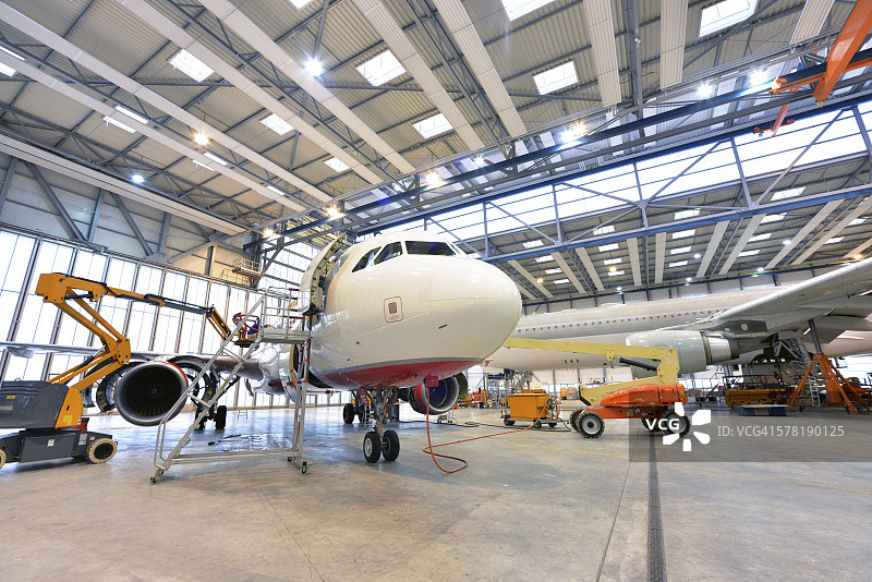 机库中的飞机建造图片素材