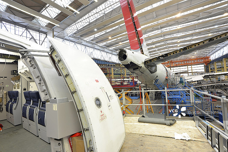 机库中的飞机建造图片素材