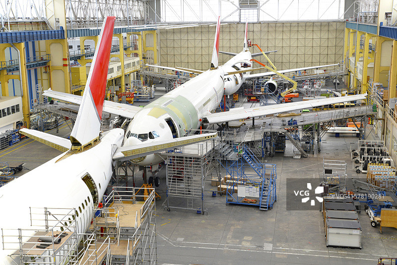 机库中的飞机建造图片素材