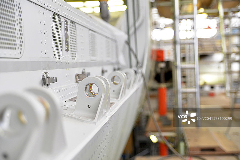 机库内的飞机结构，特写图片素材