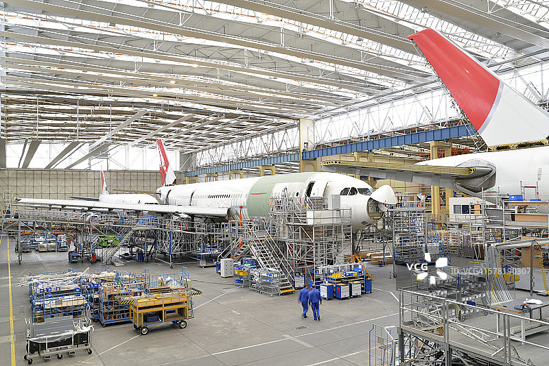 机库中的飞机建造图片素材