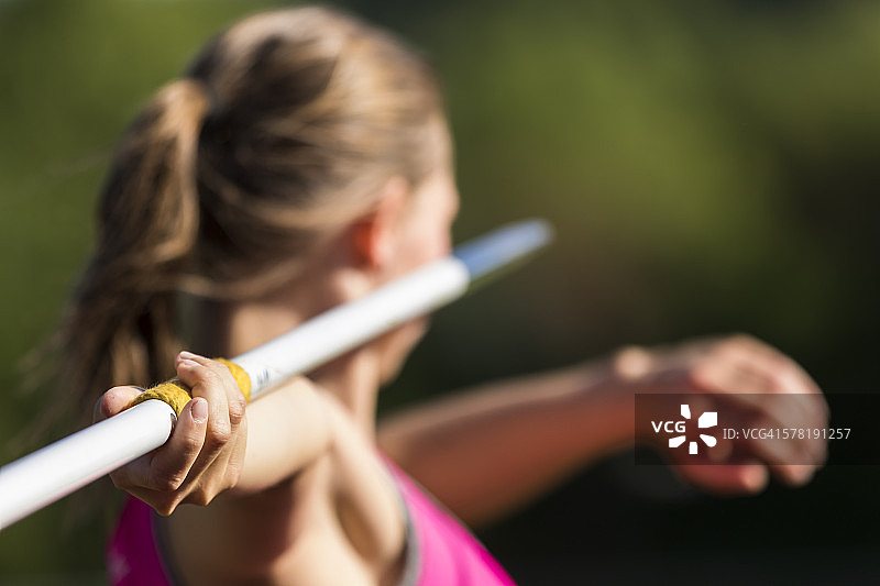 运动员投掷标枪图片素材