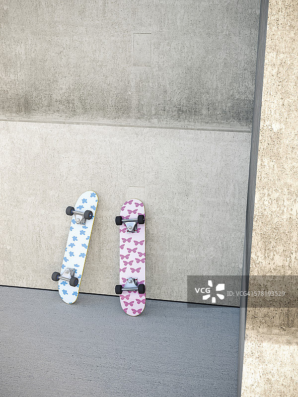 靠在水泥墙上的两块滑板2.5D渲染图片素材