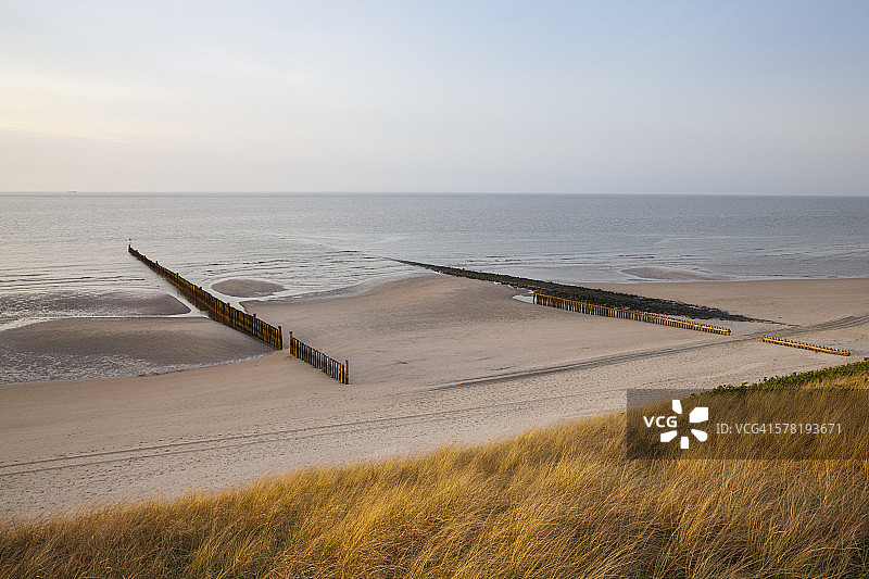 德国下萨克森州东弗里西亚王格罗格岛北海海岸海滩和防波堤图片素材