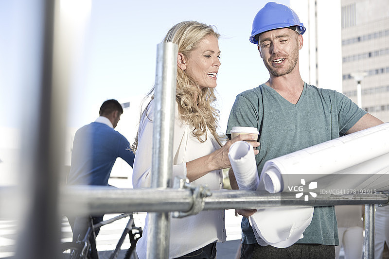 工头和建筑师在建筑工地讨论图片素材