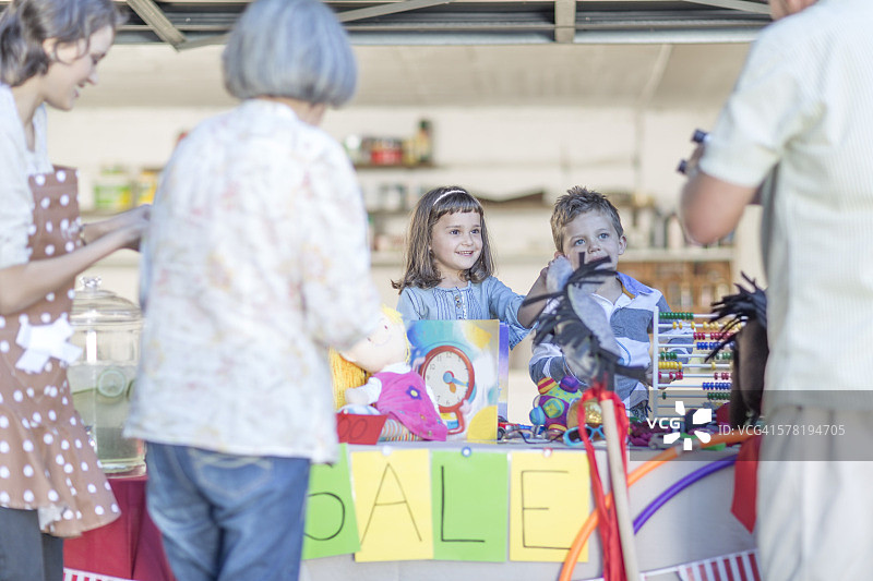 孩子们举办车库甩卖图片素材