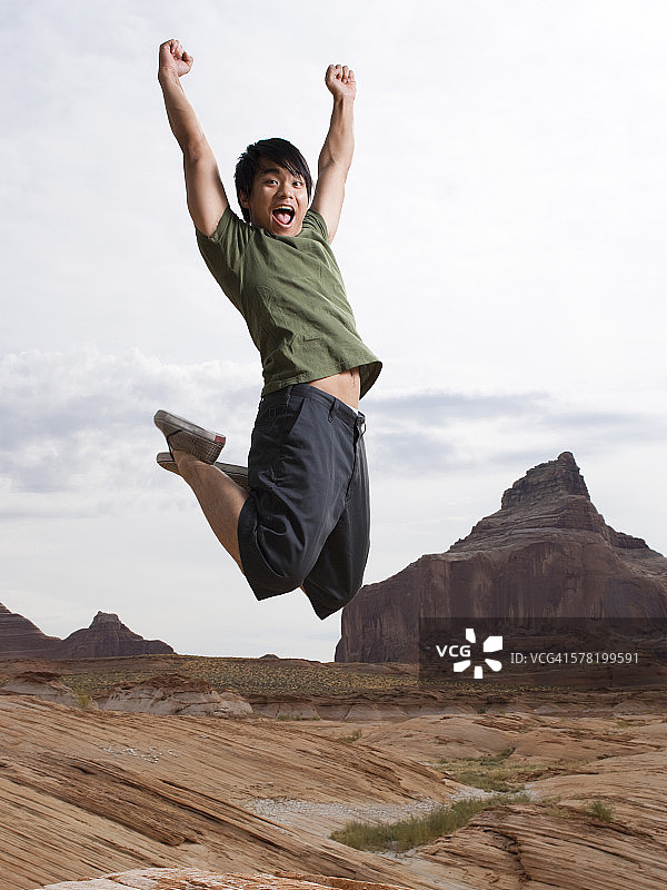 在空中跳跃的人图片素材