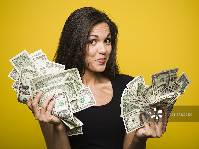 快乐的女人拿着美元图片素材