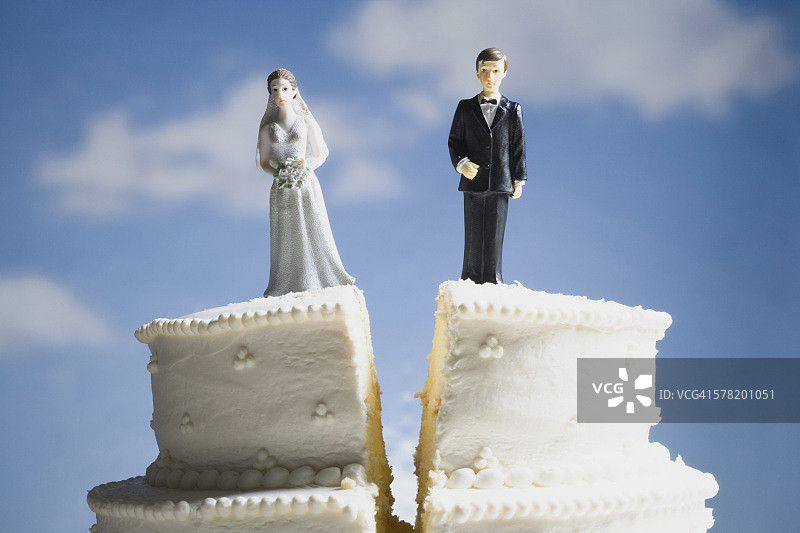 带有小雕像蛋糕顶饰的婚礼蛋糕视觉隐喻图片素材