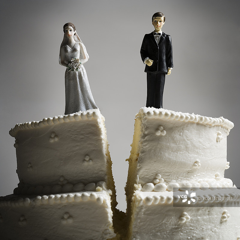 带有小雕像蛋糕顶饰的婚礼蛋糕视觉隐喻图片素材