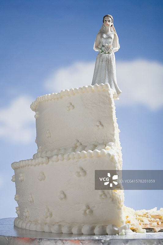 带有小雕像蛋糕顶饰的婚礼蛋糕视觉隐喻图片素材