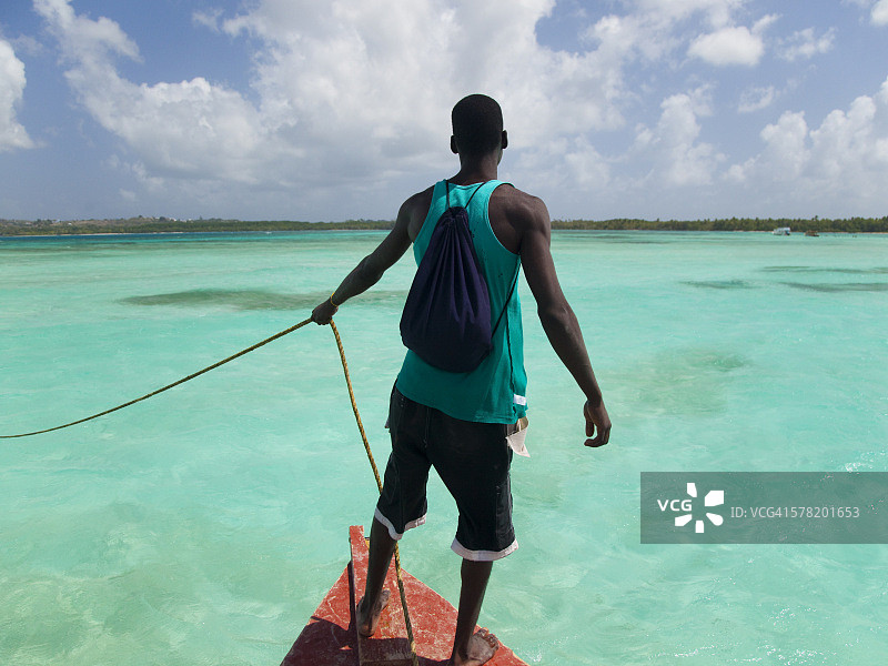 加勒比海格林纳达风光：船上观景的男子图片素材