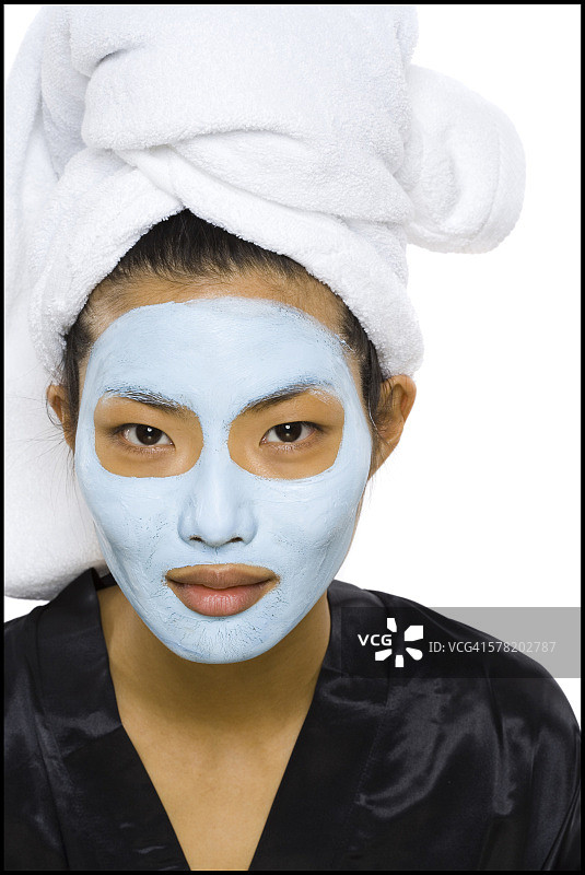 敷面膜并裹着发巾的女人特写图片素材