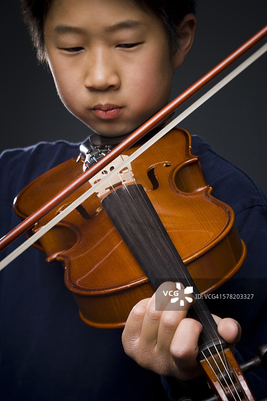 男孩拉小提琴特写图片素材