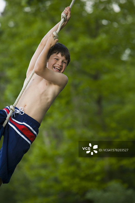 荡绳男孩肖像图片素材