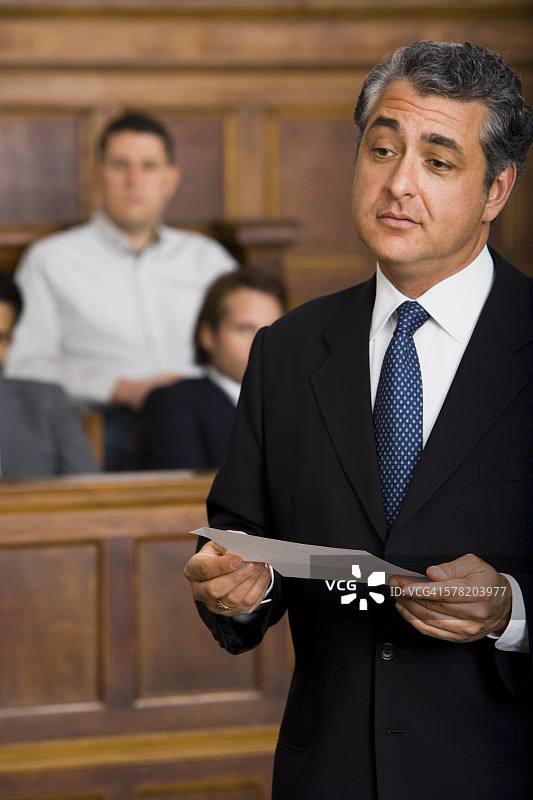 男性律师在法庭上讲话的特写图片素材