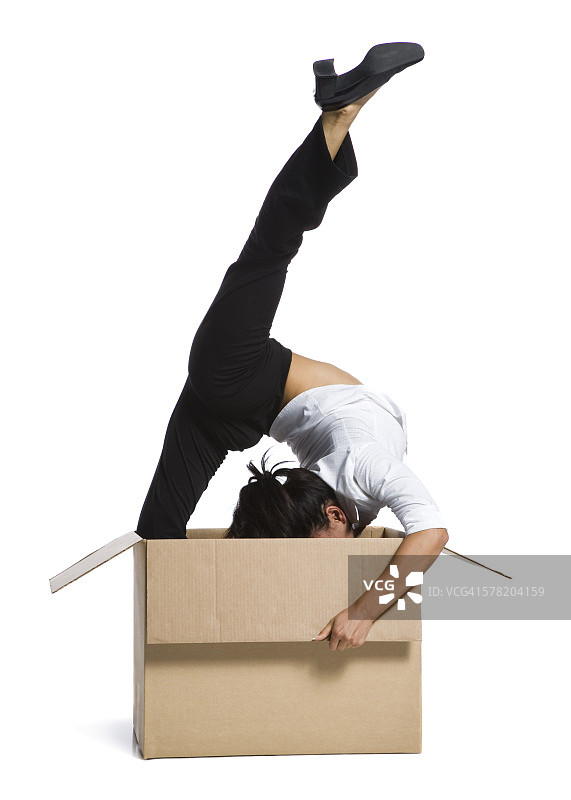 纸箱里的女柔术家商人图片素材