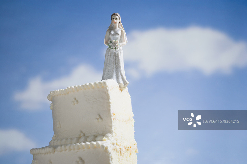 带有小雕像蛋糕顶饰的婚礼蛋糕视觉隐喻图片素材