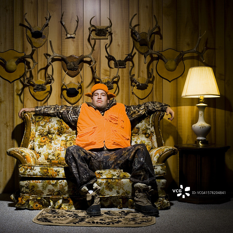 沙发上戴着鹿角的男人图片素材