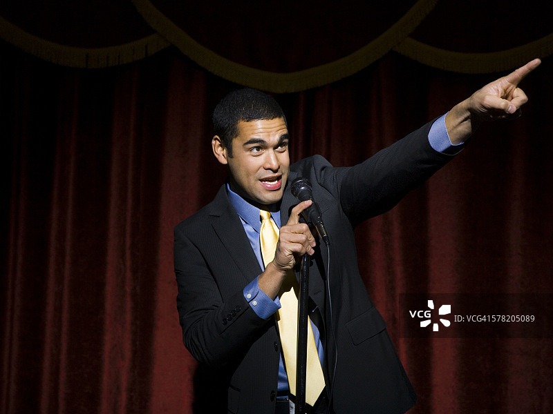 拿着麦克风做鬼脸的男人图片素材